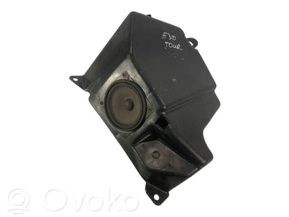 Skaļrunis (-i) aizmugurējā palodzē