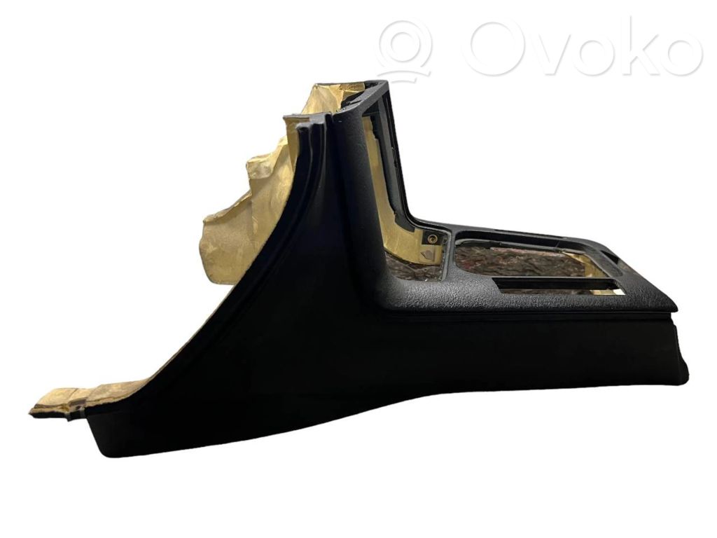 Ātrumu pārslēgšanas sviras dekoratīvā apdare (plastmasas)