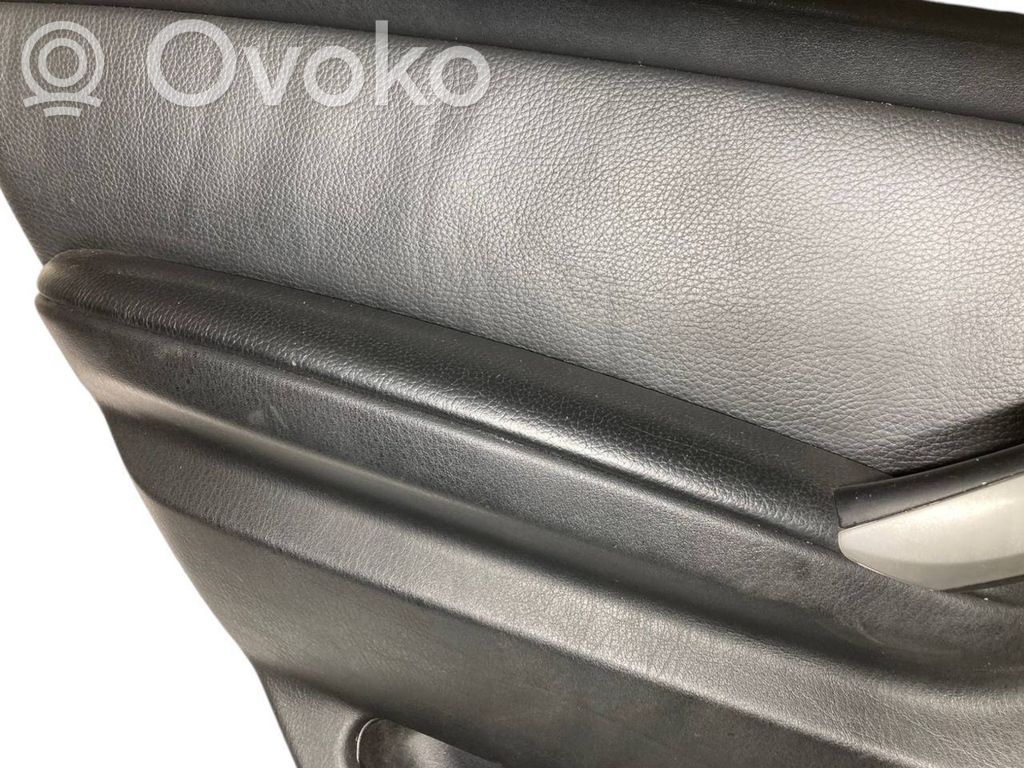 Apšuvums aizmugurējām durvīm