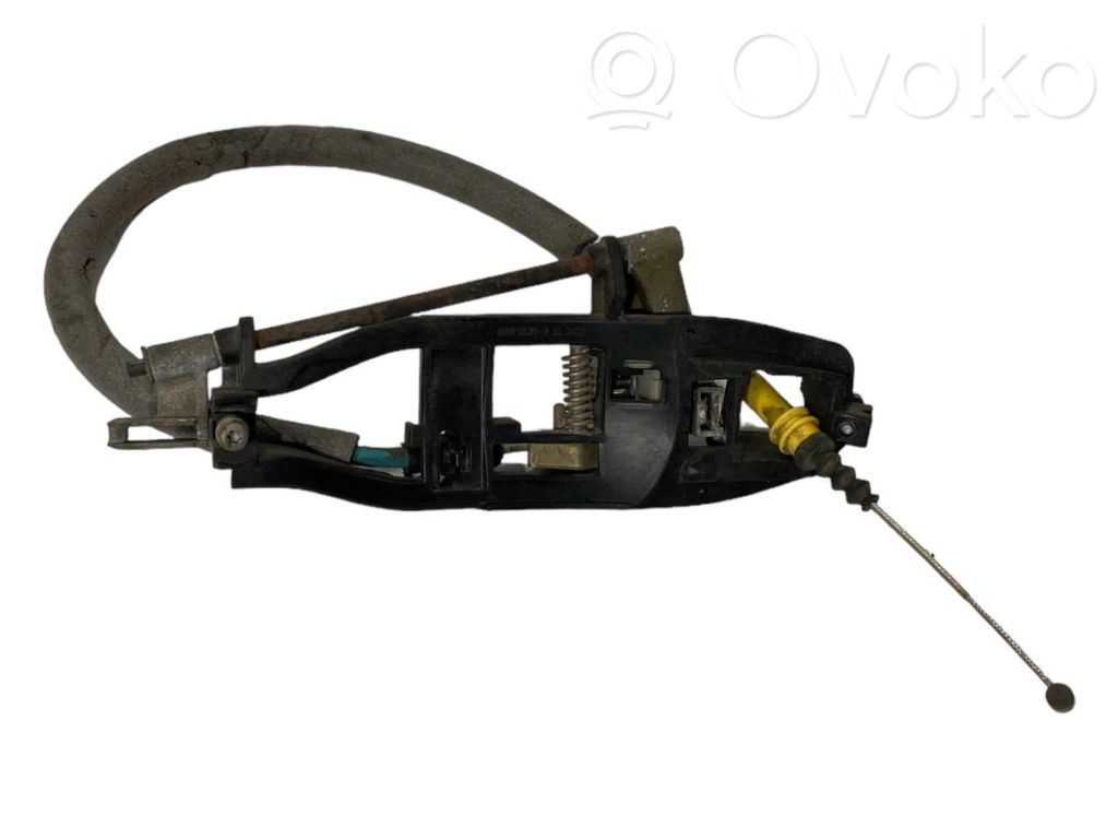 Priekšpusē turētājs / kronšteins ārējam atvēršanas rokturim