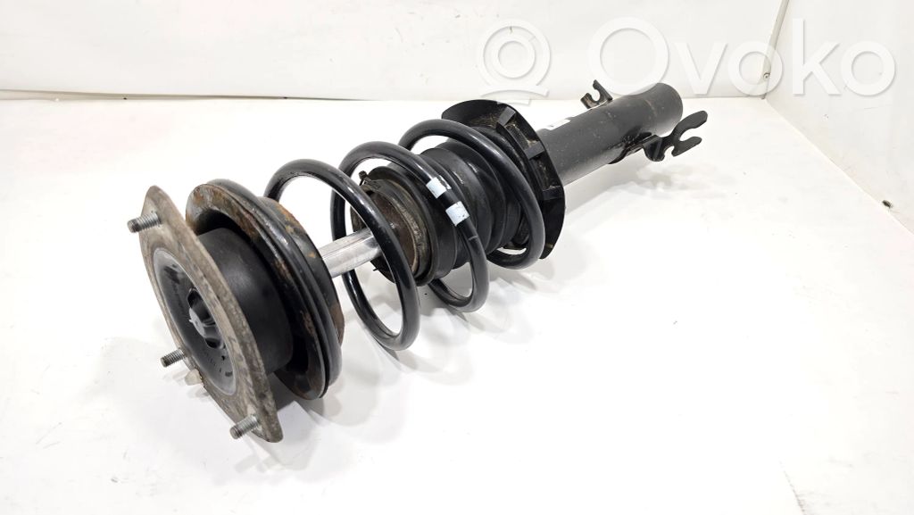 Priekšpusē amortizators ar atsperi