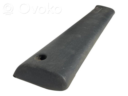 Priekšpusē durvju dekoratīvā apdare (moldings)