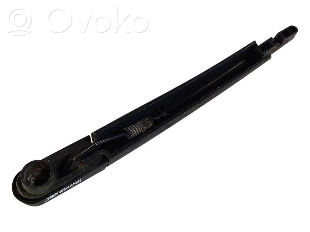 Aizmugurējā loga tīrītāja kājiņa