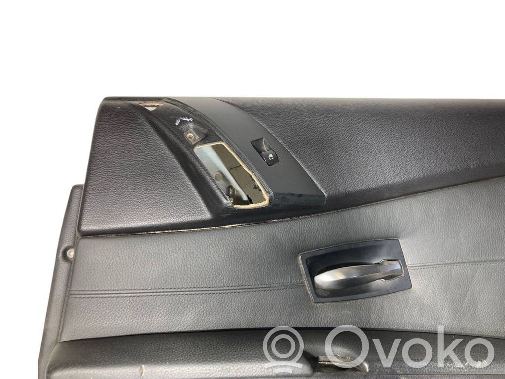 Apšuvums aizmugurējām durvīm