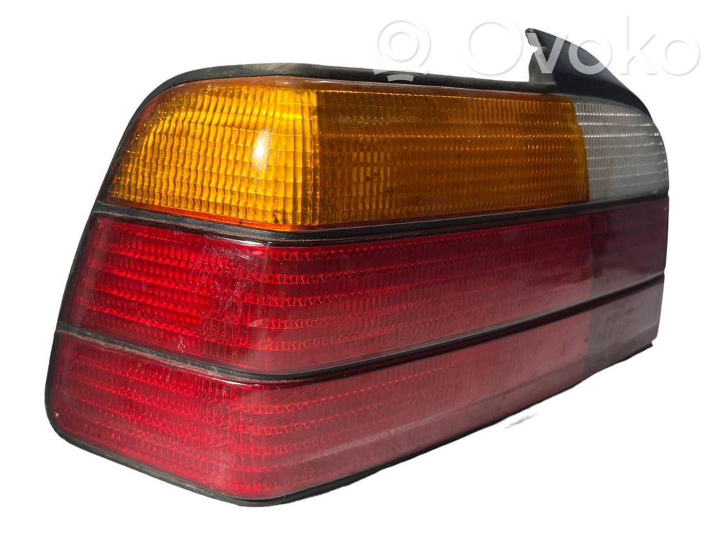 Aizmugurējais lukturis virsbūvē