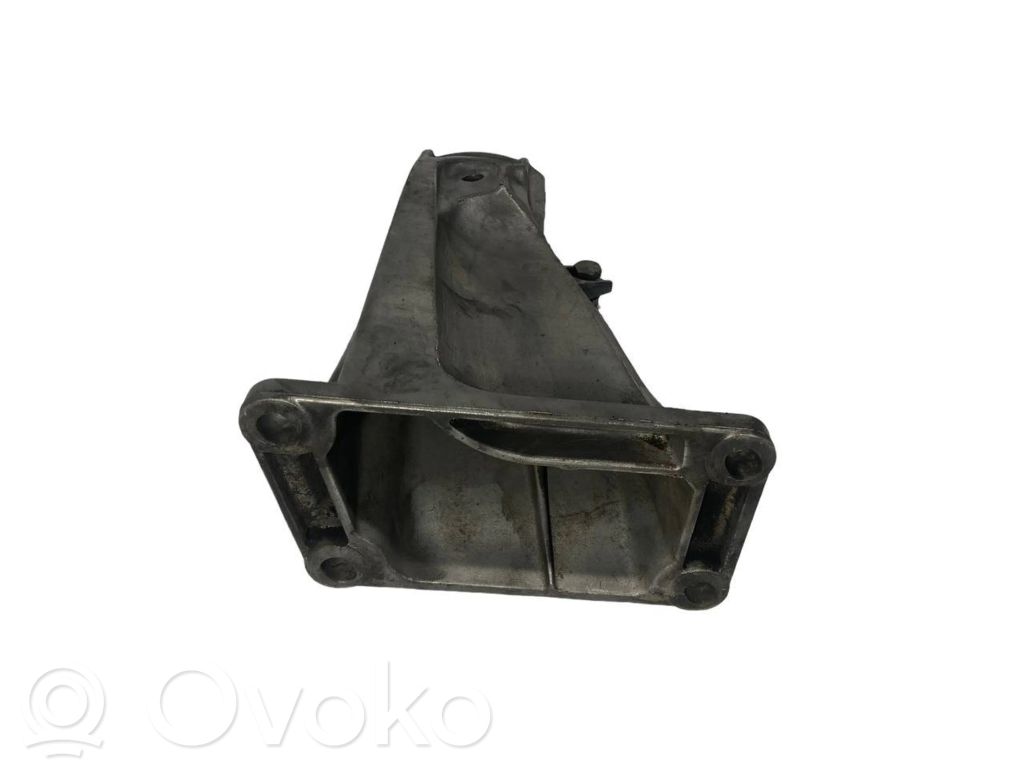 Engine mounting bracket