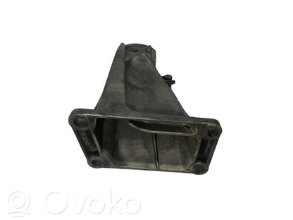 Engine mounting bracket