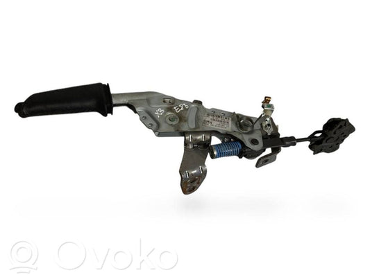 Rokas bremzes mehānisms (salonā)