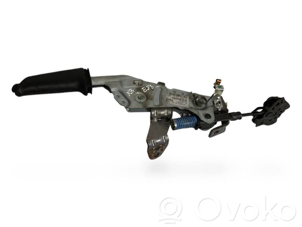 Rokas bremzes mehānisms (salonā)