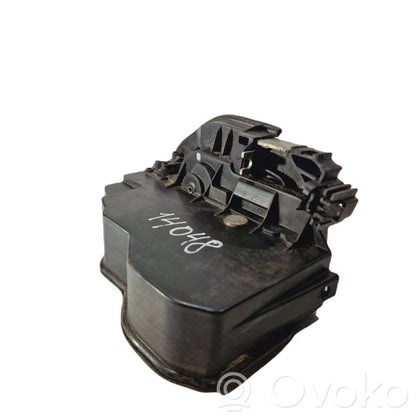 Priekšpusē slēdzene