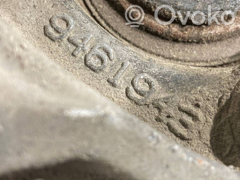 Priekšējā riteņa rumbas vārpstas šarnīrs (stupica, capfa)