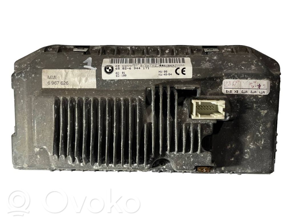 Speedometer (in the instrument panel)