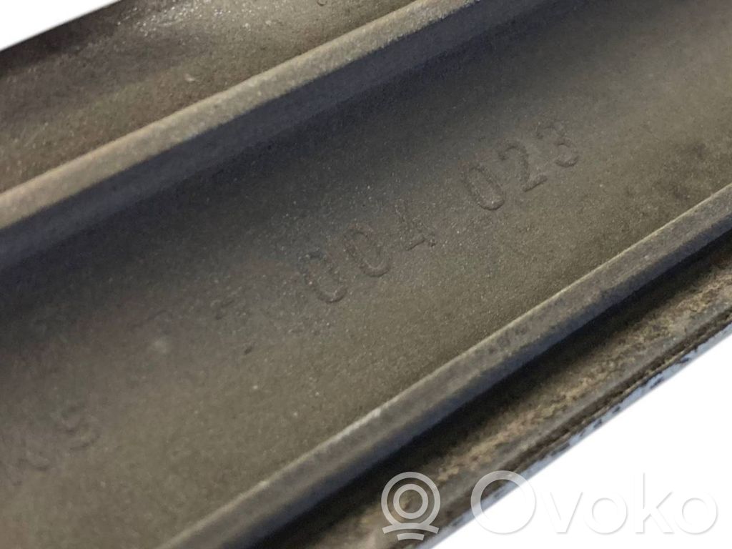 Priekšpusē durvju dekoratīvā apdare (moldings)