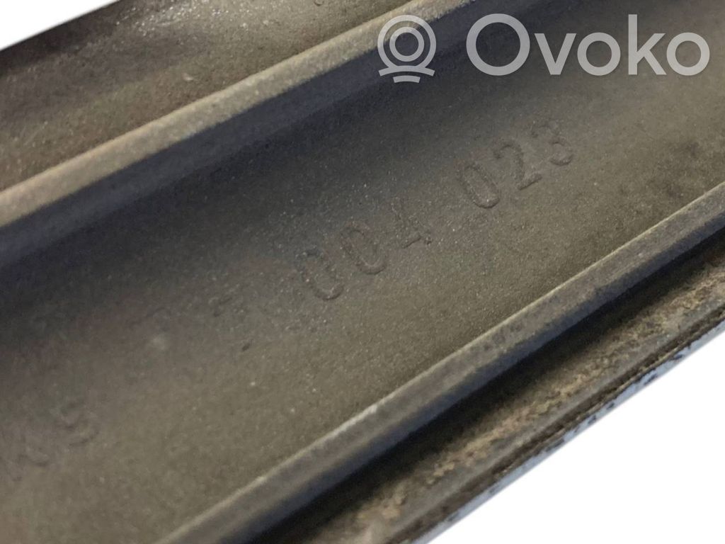 Priekšpusē durvju dekoratīvā apdare (moldings)