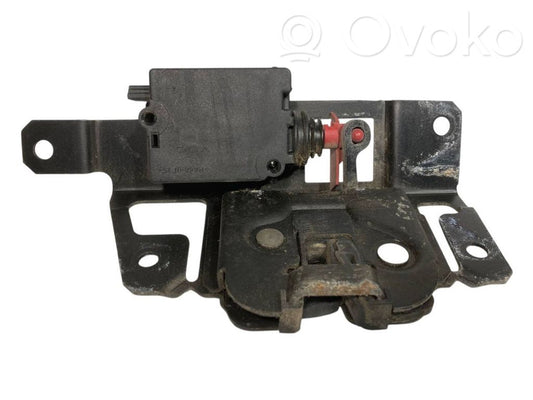 Aizmugurējā pārsega slēdzene