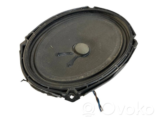 Skaļrunis (-i) aizmugurējā palodzē