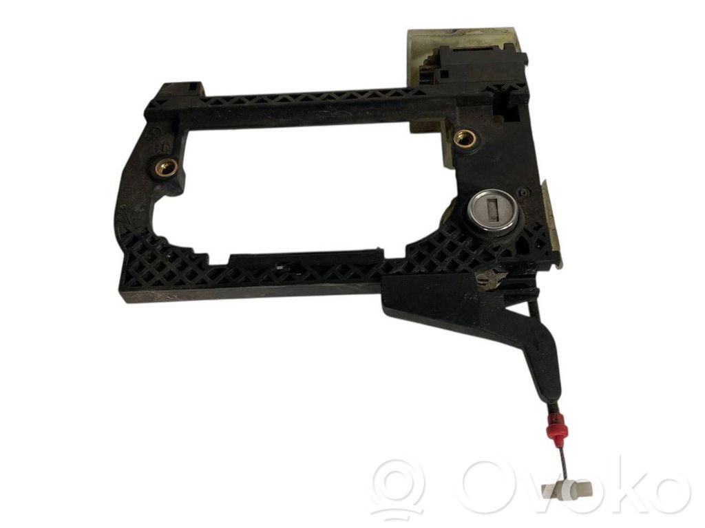 Priekšpusē turētājs / kronšteins ārējam atvēršanas rokturim