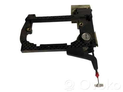 Priekšpusē turētājs / kronšteins ārējam atvēršanas rokturim