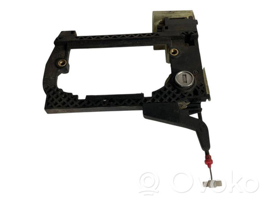 Priekšpusē turētājs / kronšteins ārējam atvēršanas rokturim