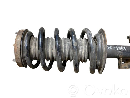 Priekšpusē amortizators ar atsperi