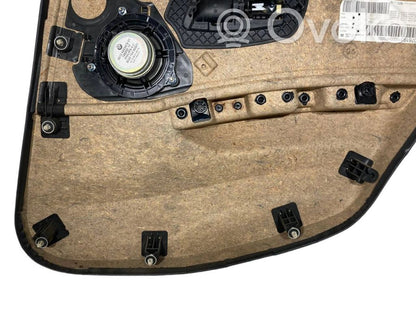 Apšuvums aizmugurējām durvīm