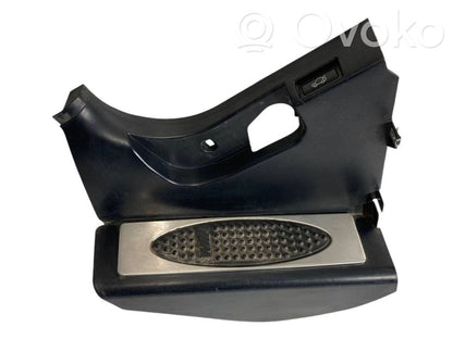 Kāju zonas sānu dekoratīvā apdare