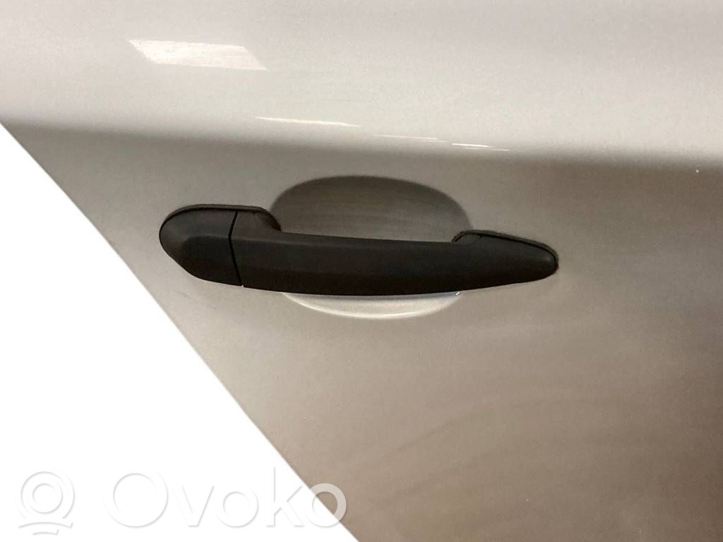 Aizmugurējās durvis