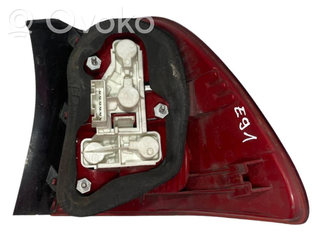 Aizmugurējais lukturis virsbūvē