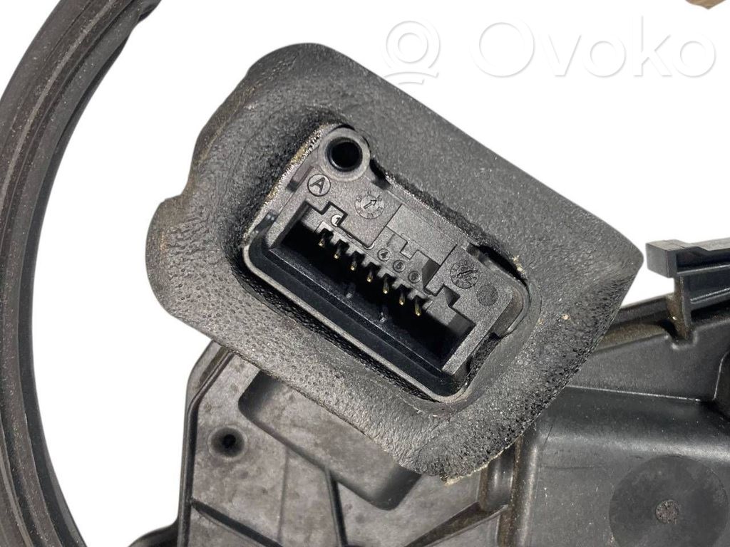 Priekšpusē slēdzene