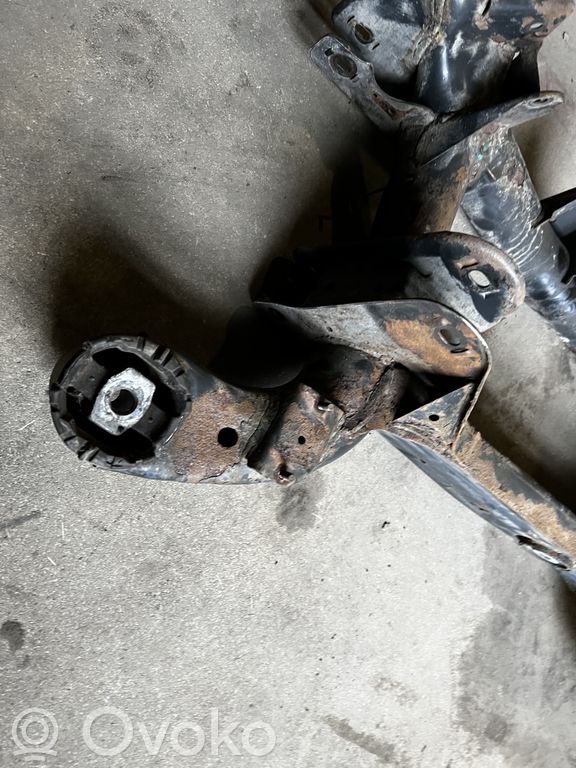 Pusrāmis aizmugurējais / priekšējais