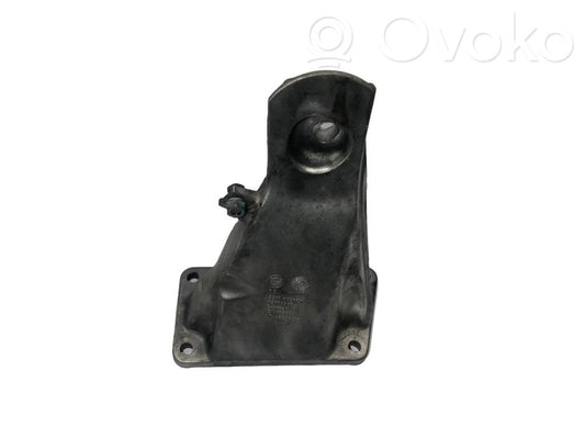 Engine mounting bracket
