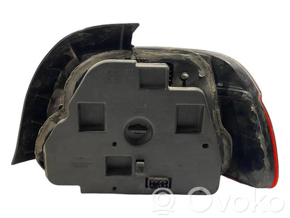 Aizmugurējais lukturis virsbūvē