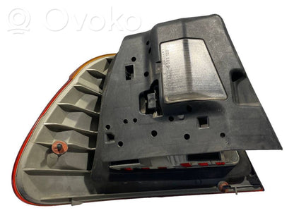 Aizmugurējais lukturis virsbūvē