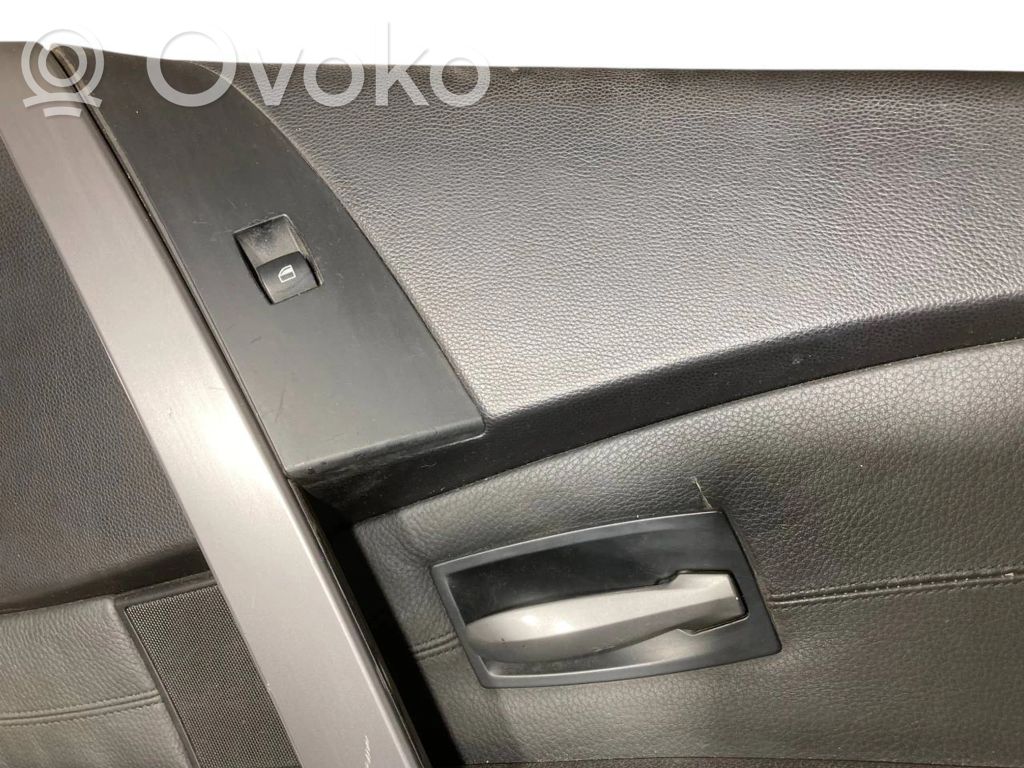 Priekšējo durvju apdare
