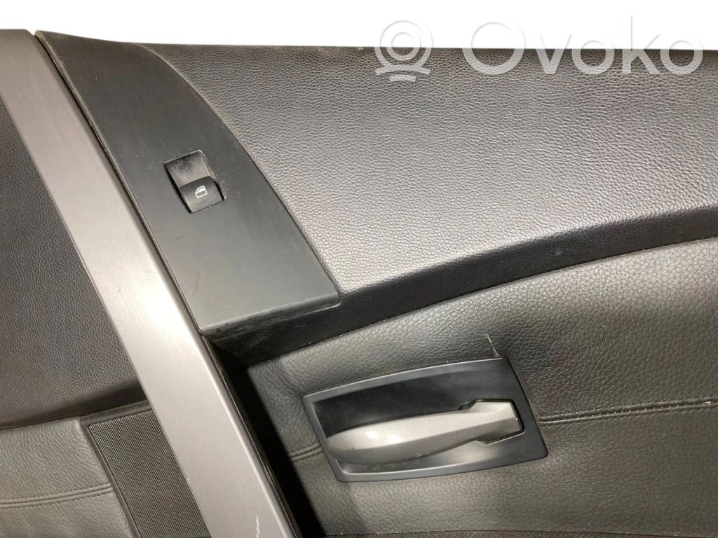 Priekšējo durvju apdare