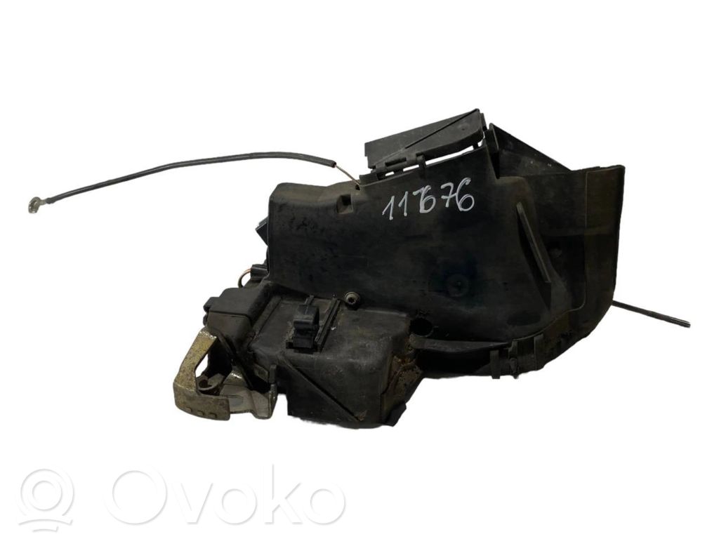 Priekšpusē slēdzene