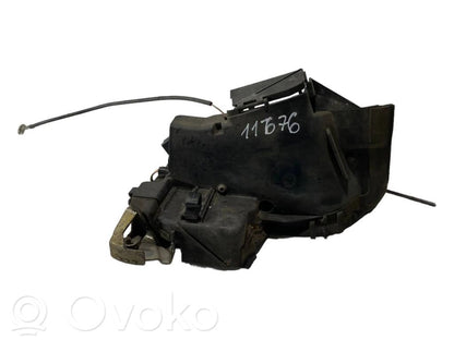 Priekšpusē slēdzene