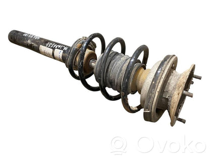 Priekšpusē amortizators ar atsperi