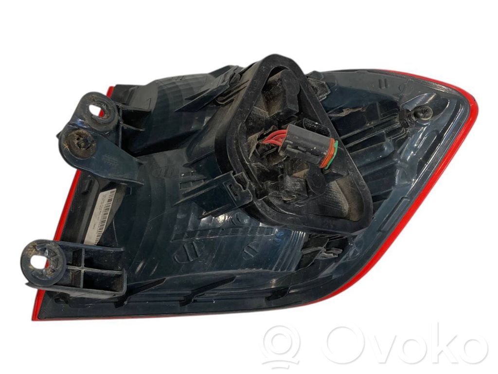 Aizmugurējais lukturis virsbūvē