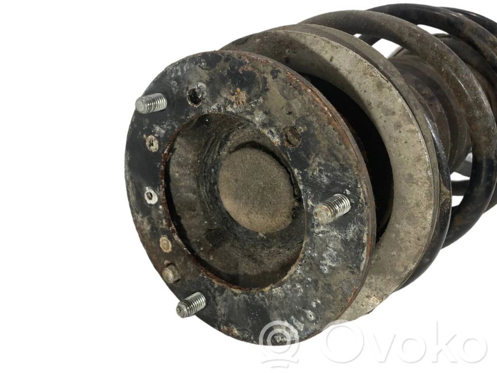 Priekšpusē amortizators ar atsperi