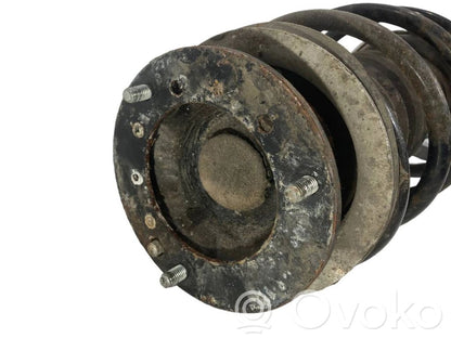 Priekšpusē amortizators ar atsperi