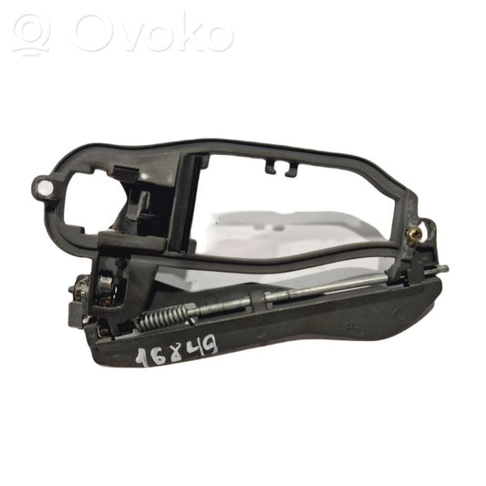 Priekšpusē turētājs / kronšteins ārējam atvēršanas rokturim