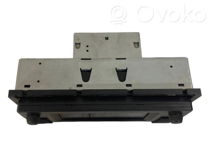 Radio / CD/DVD atskaņotājs / navigācija