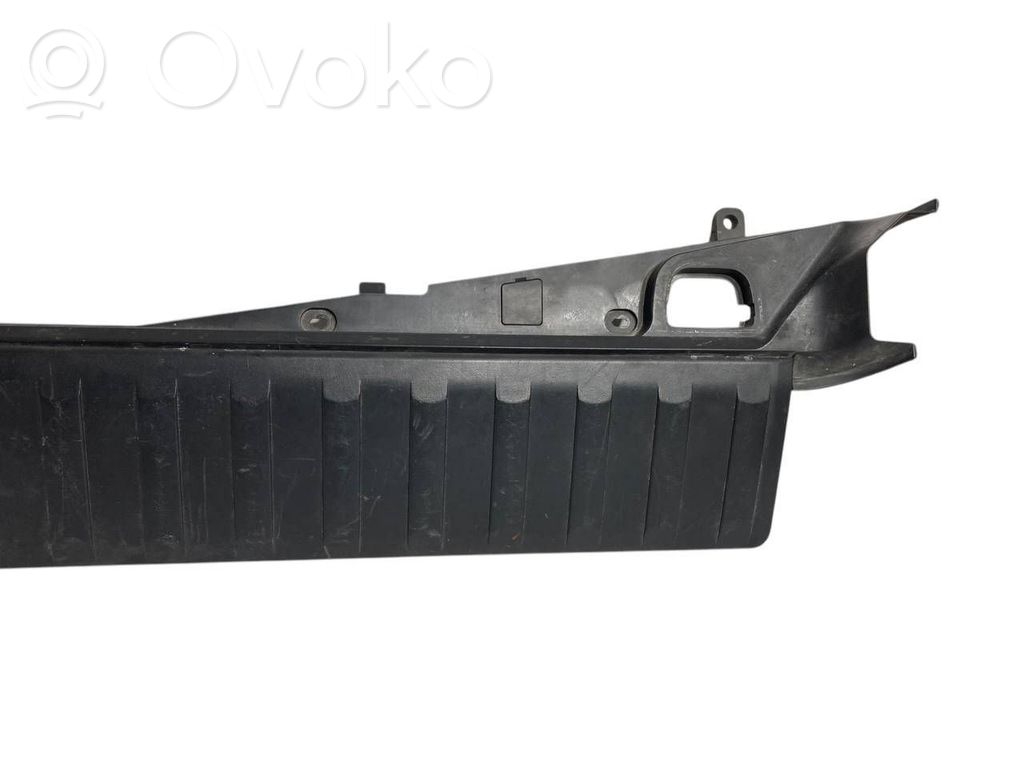 Нижняя панель отделки багажника