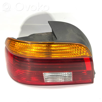 Aizmugurējais lukturis virsbūvē