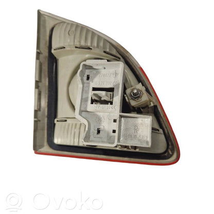 Aizmugurējais lukturis pārsegā