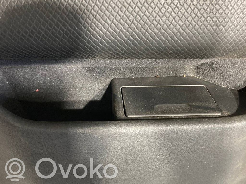 Apšuvums aizmugurējām durvīm