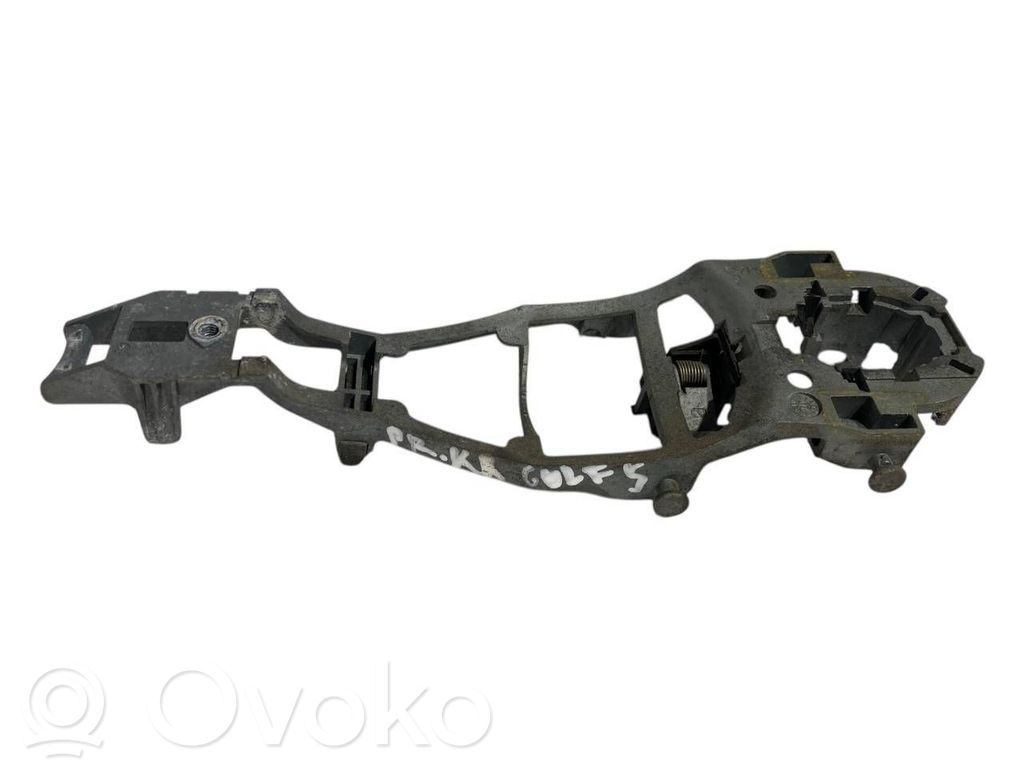 Priekšpusē turētājs / kronšteins ārējam atvēršanas rokturim