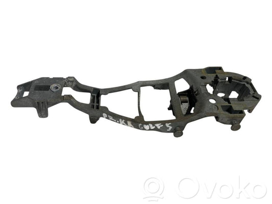 Priekšpusē turētājs / kronšteins ārējam atvēršanas rokturim