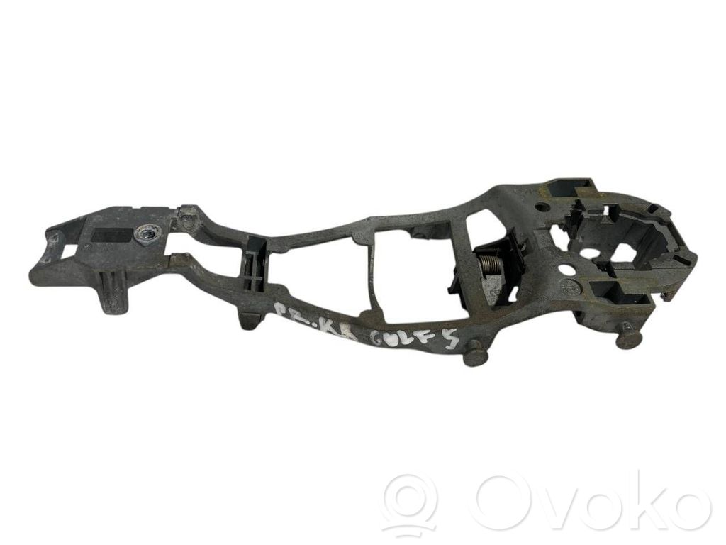 Priekšpusē turētājs / kronšteins ārējam atvēršanas rokturim